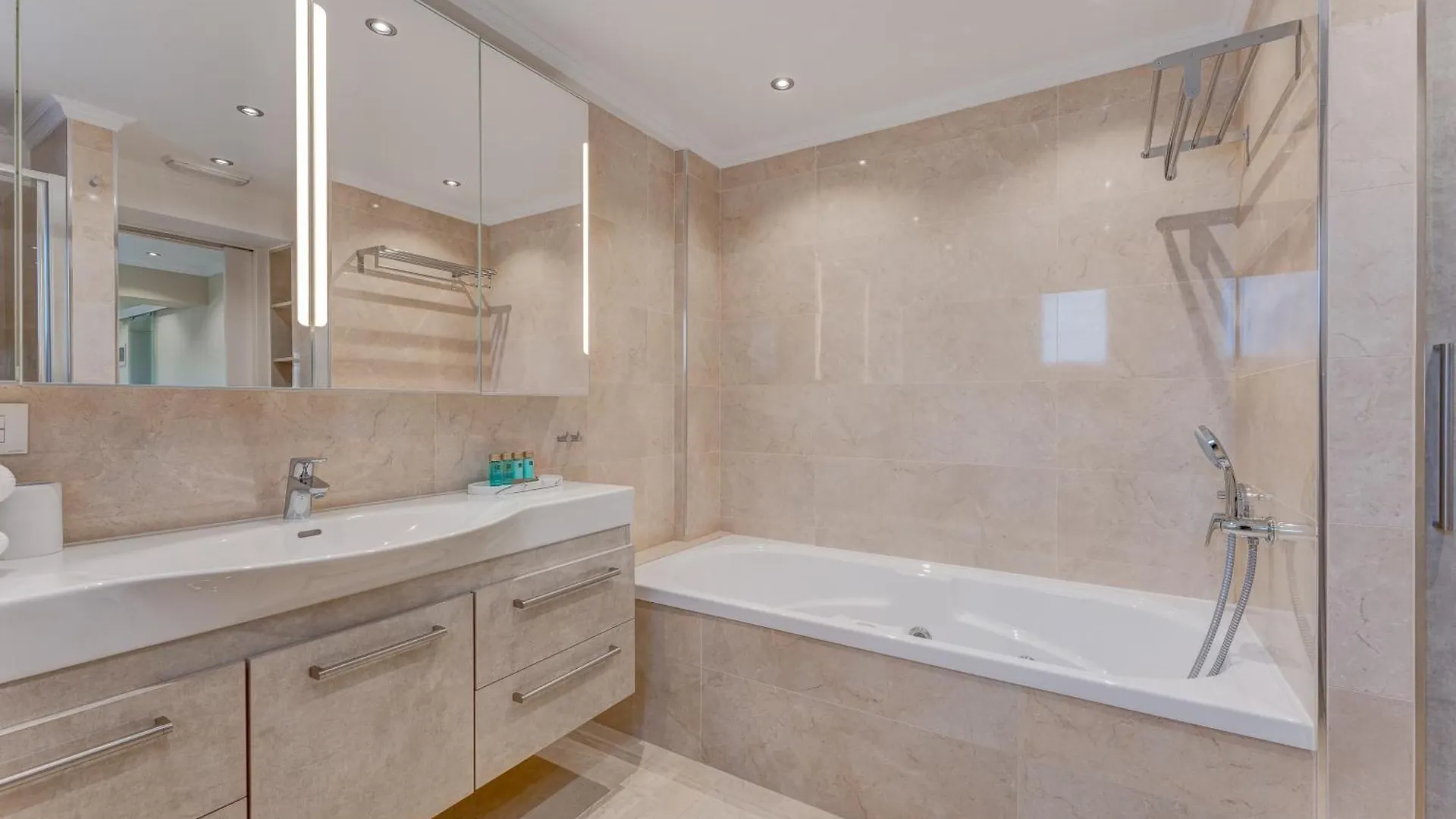 Villa Augustas - Fabulous Villa In Tenerife! 阿德耶